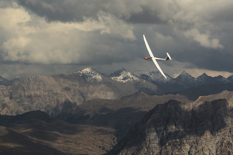 Segelflugzeug über den französischen Alpen