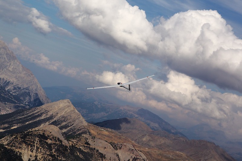 Segelflugzeug über den französischen Alpen