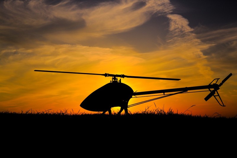 Modellhelikopter im Gegenlicht