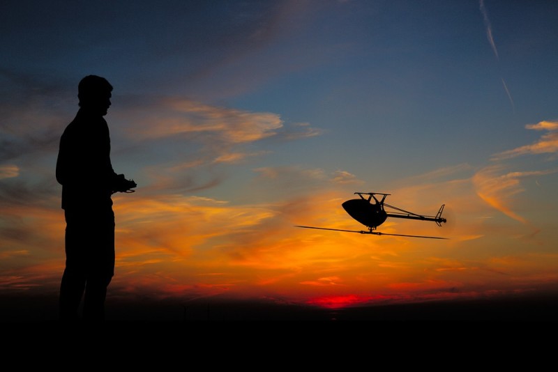 Helikopter im Sonnenuntergang - Halde Norddeutschland