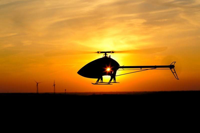 Helikopter im Gegenlicht - Halde Norddeutschland