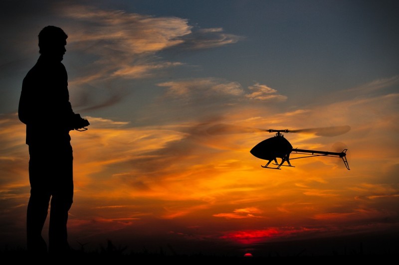 Helikopter im Sonnenuntergang - Halde Norddeutschland
