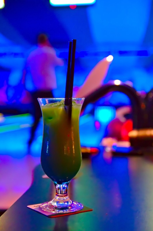 Cocktailglas vor Bowlingbahn