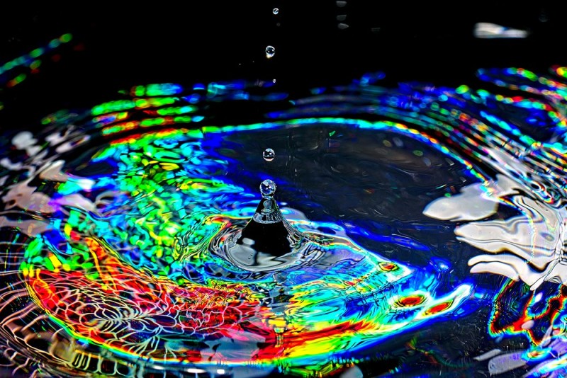 Wassertropfen regenbogenfarben